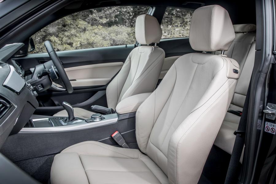 Интерьер BMW M140i 3-Door (F21) 2016 года  (UK) (фото 11 из 17)